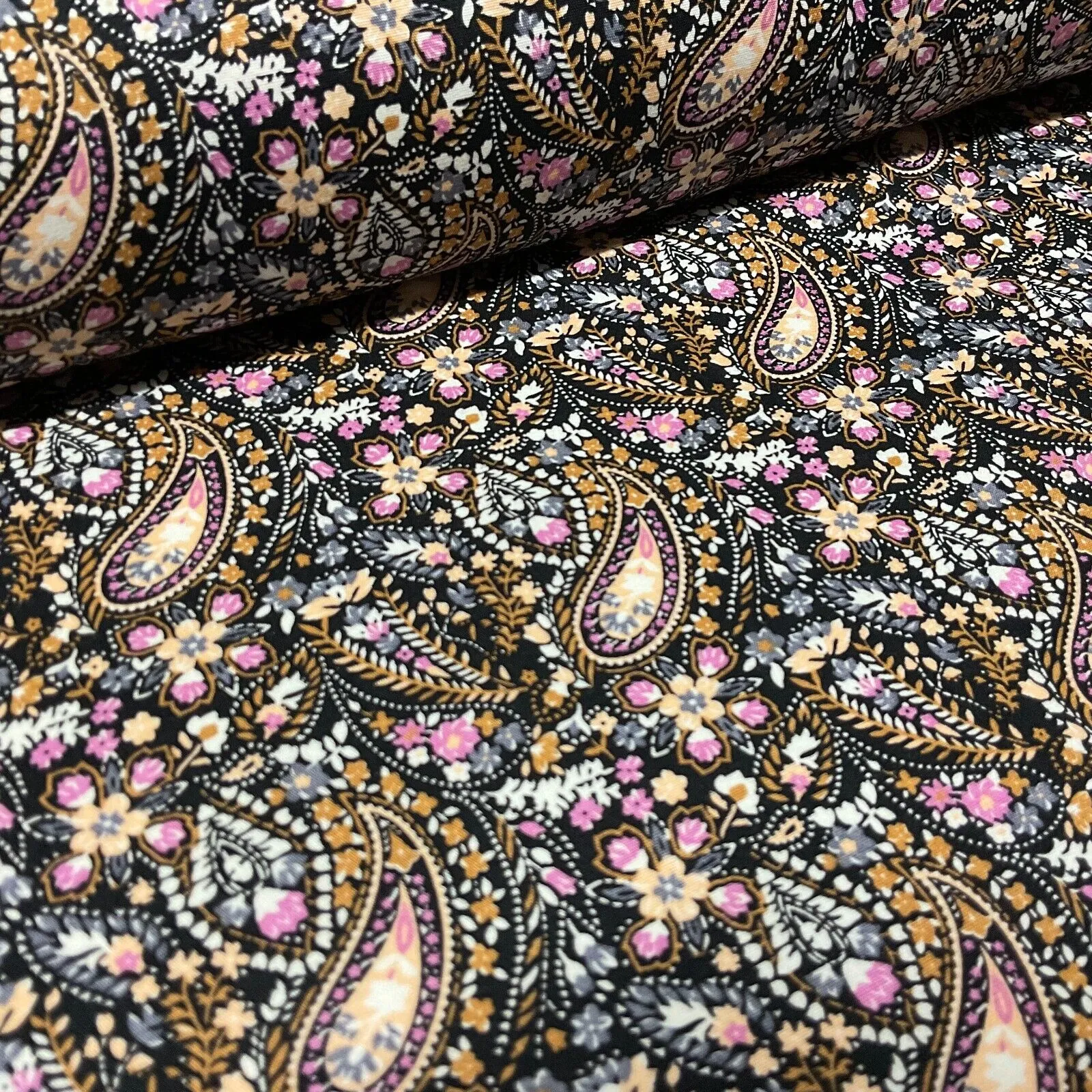 Vintage Paisley 100% cotton Poplin printed dress craft fabric 112cm wide M1744