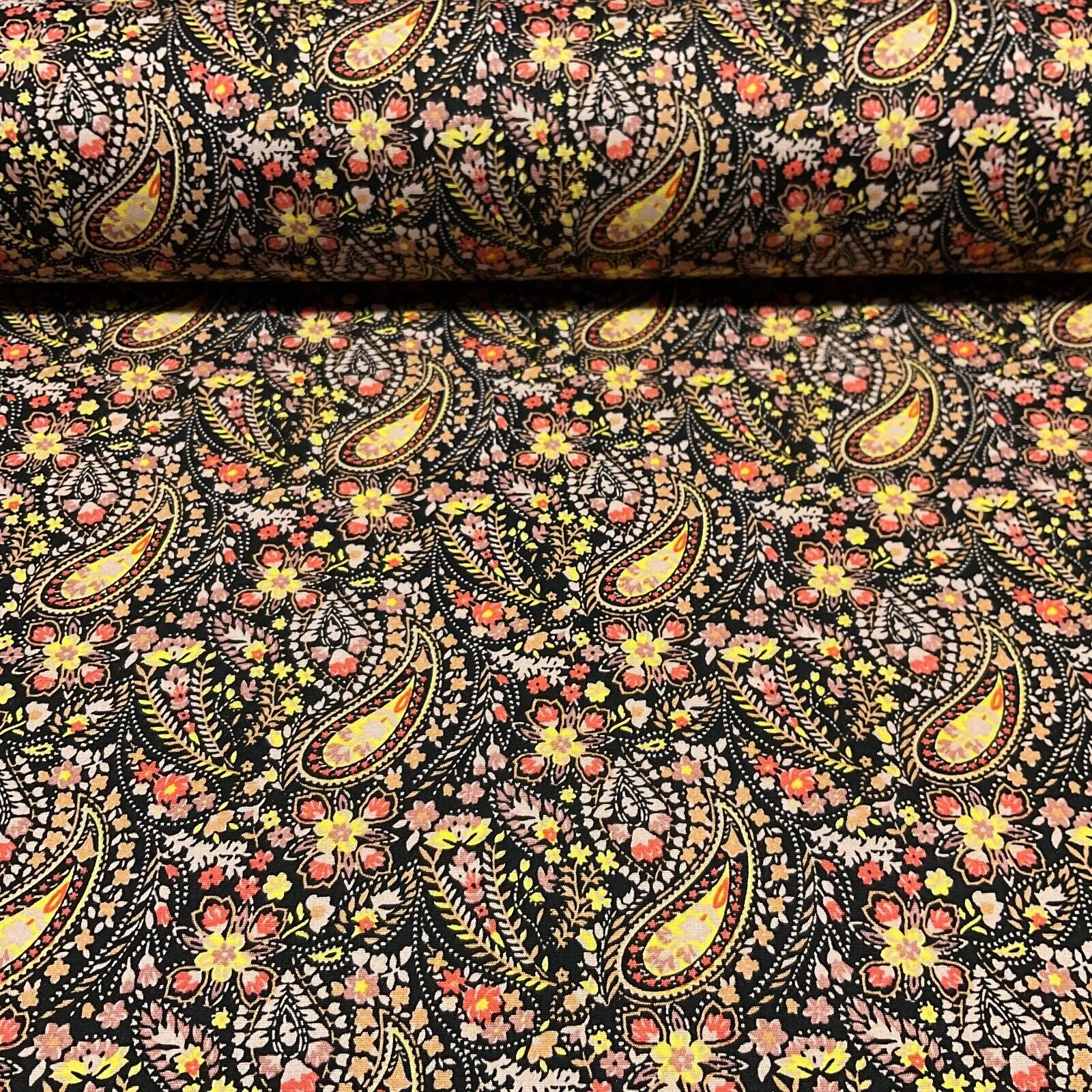 Vintage Paisley 100% cotton Poplin printed dress craft fabric 112cm wide M1744